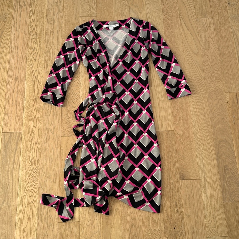 Diane von Furstenberg Women's Size 0 100% Silk Pink Black Geometric Wrap Dress